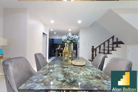 Casa de 4 dormitorios en Pattaya, Tailandia № 210655 - foto 18