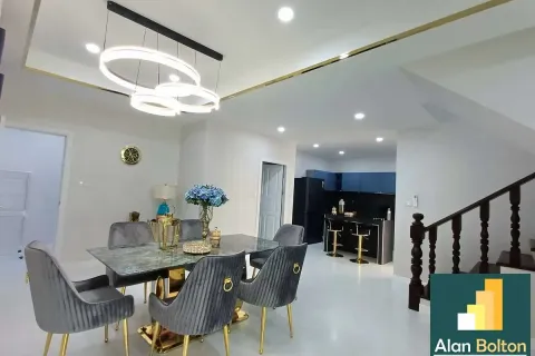 Casa de 4 dormitorios en Pattaya, Tailandia № 210655 - foto 17
