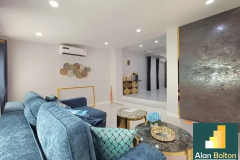 Casa de 4 dormitorios en Pattaya, Tailandia № 210655 - foto 3
