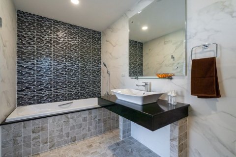 Villa in Phuket, Thailand 3 bedrooms № 147774 - photo 23