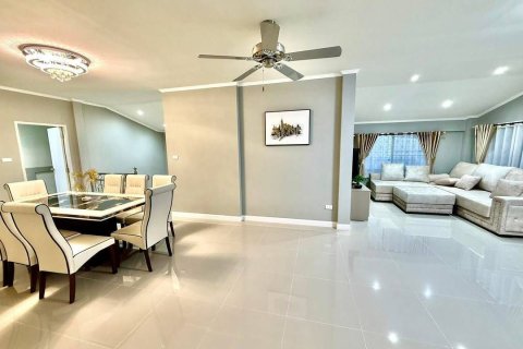 House in Pattaya, Thailand 4 bedrooms № 161724 - photo 13