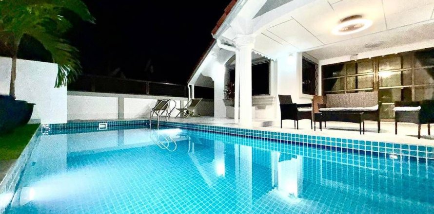 House in Pattaya, Thailand 4 bedrooms № 161724