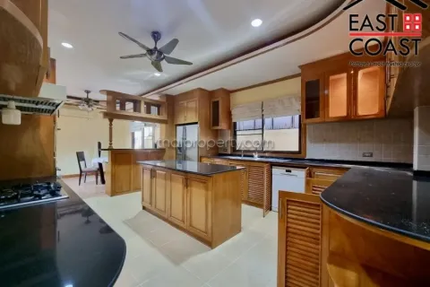 Casa de 4 dormitorios en Pattaya, Tailandia № 212583 - foto 7