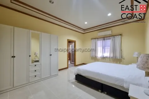 Casa de 4 dormitorios en Pattaya, Tailandia № 212583 - foto 13
