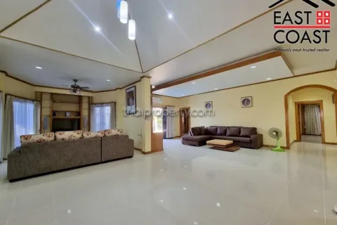 Casa de 4 dormitorios en Pattaya, Tailandia № 212583 - foto 3