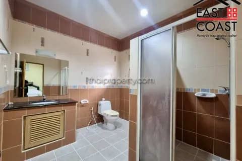Casa de 4 dormitorios en Pattaya, Tailandia № 212583 - foto 15