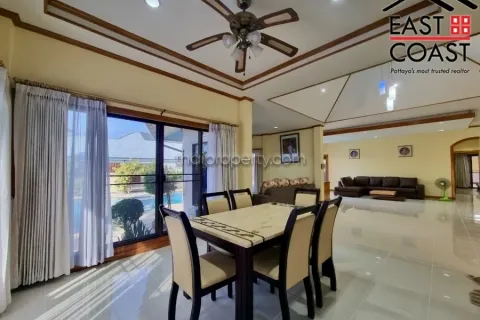 Casa de 4 dormitorios en Pattaya, Tailandia № 212583 - foto 2