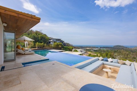 Villa in Bang Tao, Thailand 5 bedrooms № 179544 - photo 1