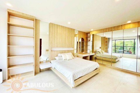 Villa in Bang Tao, Thailand 3 bedrooms № 179543 - photo 2