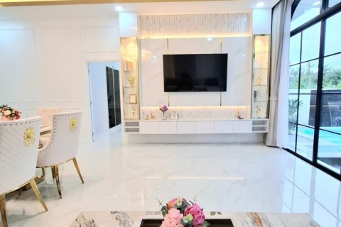 Villa in Pattaya, Thailand 3 bedrooms № 147835 - photo 2