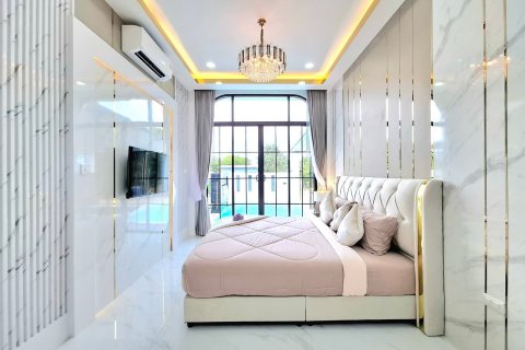 Villa in Pattaya, Thailand 3 bedrooms № 147835 - photo 5
