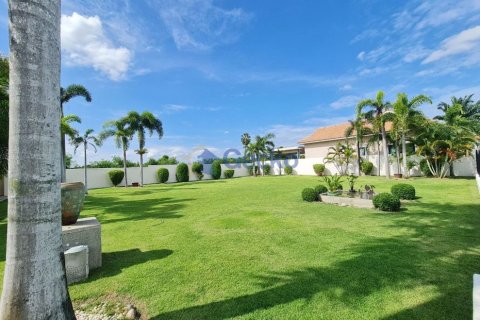 House in Pattaya, Thailand 4 bedrooms № 196970 - photo 2