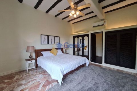 House in Pattaya, Thailand 4 bedrooms № 196970 - photo 23