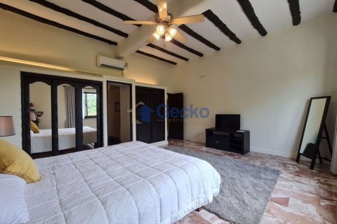 House in Pattaya, Thailand 4 bedrooms № 196970 - photo 25