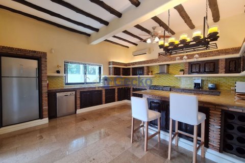 House in Pattaya, Thailand 4 bedrooms № 196970 - photo 16