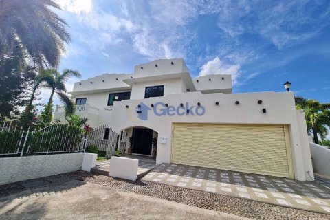 House in Pattaya, Thailand 4 bedrooms № 196970