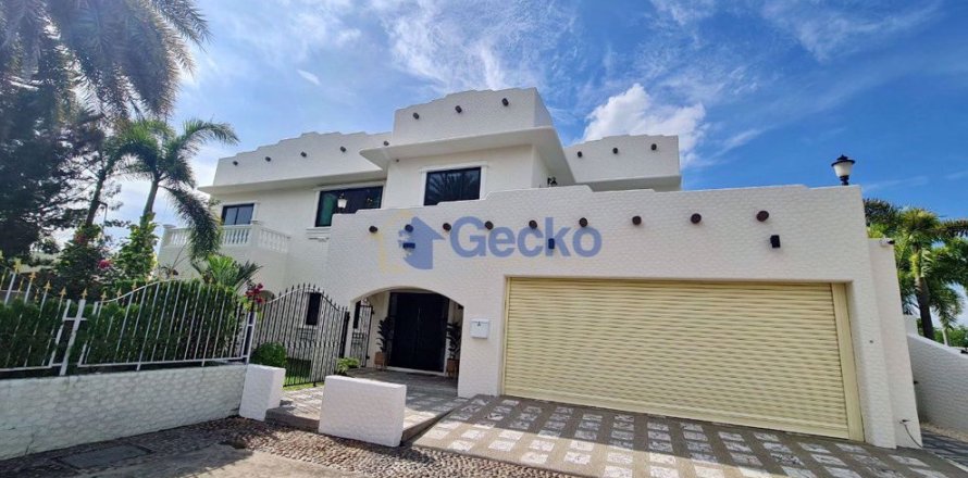 House in Pattaya, Thailand 4 bedrooms № 196970