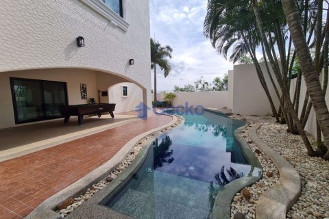 House in Pattaya, Thailand 4 bedrooms № 196970 - photo 4