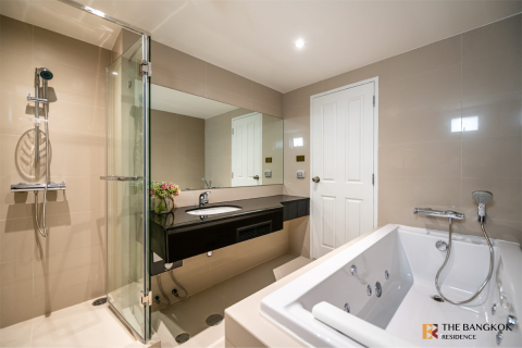 Condo in Bangkok, Thailand, 3 bedrooms  № 184780 - photo 4