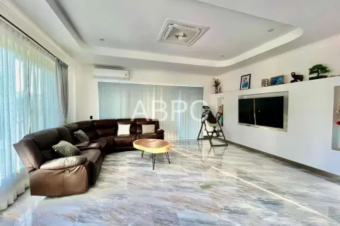 Casa de 4 dormitorios en Pattaya, Tailandia № 211990 - foto 10
