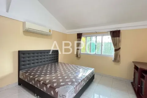 Casa de 5 dormitorios en Pattaya, Tailandia № 211989 - foto 14