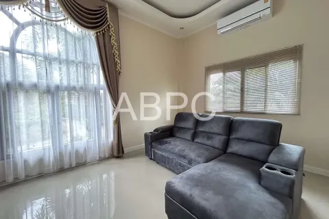 Casa de 5 dormitorios en Pattaya, Tailandia № 211989 - foto 17