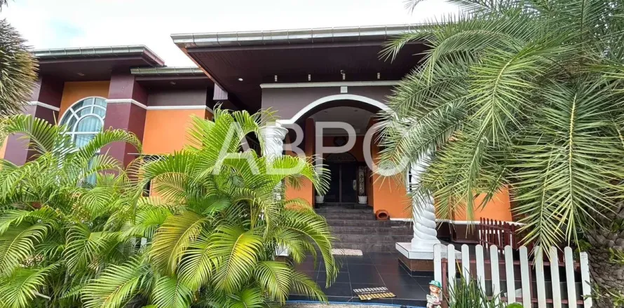 Casa de 5 dormitorios en Pattaya, Tailandia № 211989