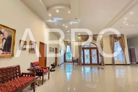 Casa de 5 dormitorios en Pattaya, Tailandia № 211989 - foto 10