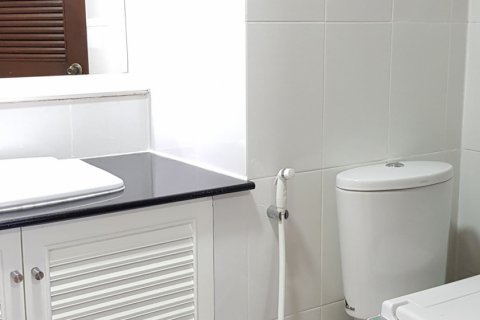 Condo in Bangkok, Thailand, 2 bedrooms  № 143889 - photo 11