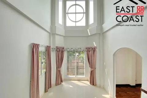 Casa de 4 dormitorios en Pattaya, Tailandia № 213839 - foto 4