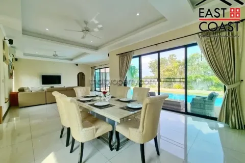 Casa de 4 dormitorios en Pattaya, Tailandia № 212315 - foto 2