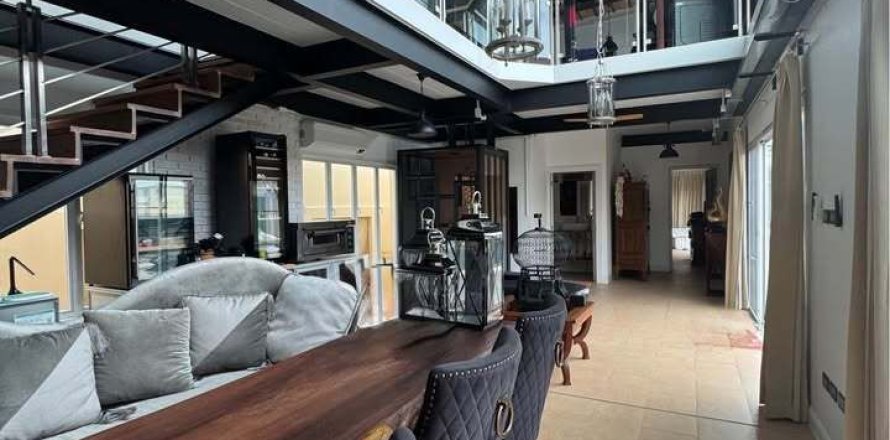 Villa in Phuket, Thailand 3 bedrooms № 155104