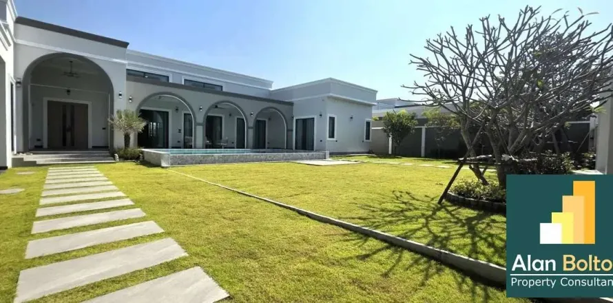Casa de 6 dormitorios en Pattaya, Tailandia № 211477