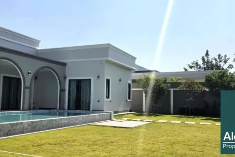 Casa de 6 dormitorios en Pattaya, Tailandia № 211477 - foto 3