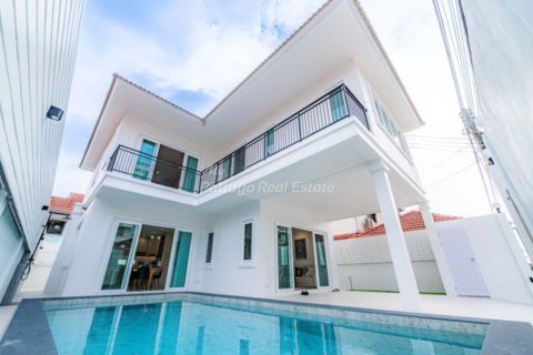House in Pattaya, Thailand 4 bedrooms № 154578 - photo 1