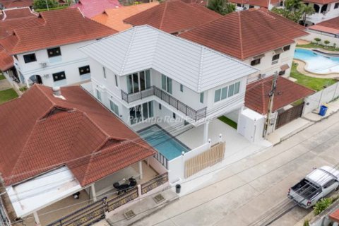 House in Pattaya, Thailand 4 bedrooms № 154578 - photo 15