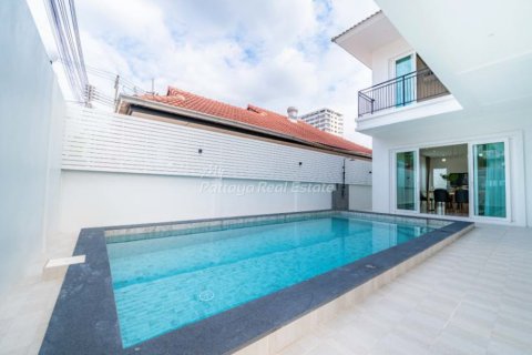 House in Pattaya, Thailand 4 bedrooms № 154578 - photo 2