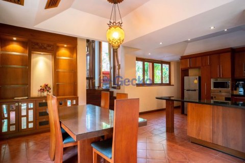 House in Pattaya, Thailand 4 bedrooms № 196661 - photo 14