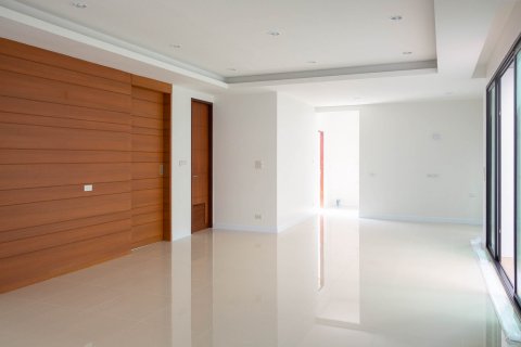 Дом в Бангкоке, Таиланд с 3 спальнями  № 143568 - фото 2