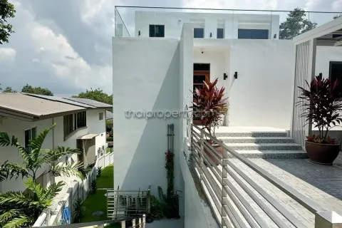 Casa de 4 dormitorios en Pattaya, Tailandia № 213347 - foto 9