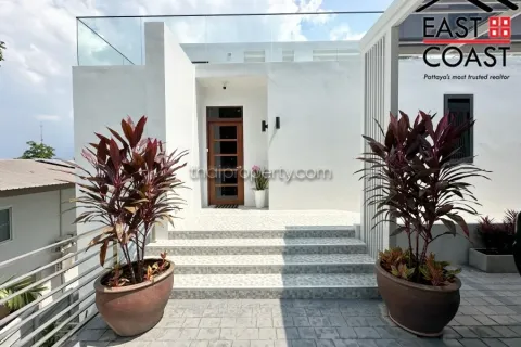 Casa de 4 dormitorios en Pattaya, Tailandia № 213347 - foto 2