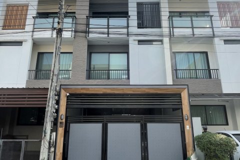 Таунхаус в Лат Пхрау, Бангкок, Таиланд с 3 спальнями  № 135887 - фото 1