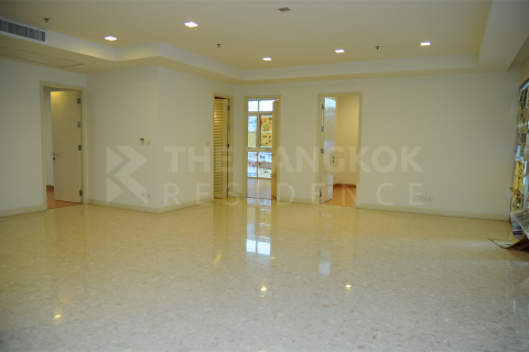 Condo in Bangkok, Thailand, 3 bedrooms № 184730 - photo 2