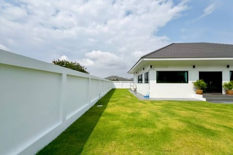 House in Pran Buri, Thailand 3 bedrooms № 158906 - photo 2