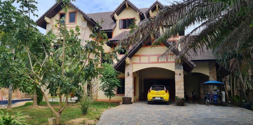 House in Phuket, Thailand 6 bedrooms № 145460