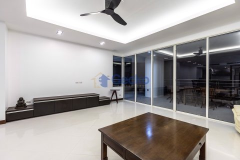 Condo in Pattaya, Thailand, 3 bedrooms № 196587 - photo 12
