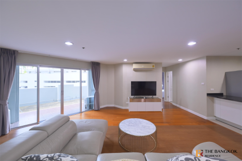 Condo in Bangkok, Thailand, 5 bedrooms № 184690 - photo 10