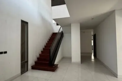 Casa de 5 dormitorios en Samut Prakan, Tailandia № 218914
