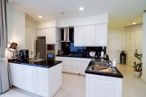 Condo in Watthana, Bangkok, Thailand, 2 bedrooms  № 160689 - photo 4