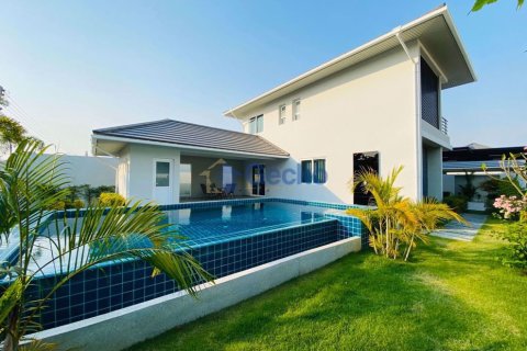 House in Pattaya, Thailand 4 bedrooms № 197249